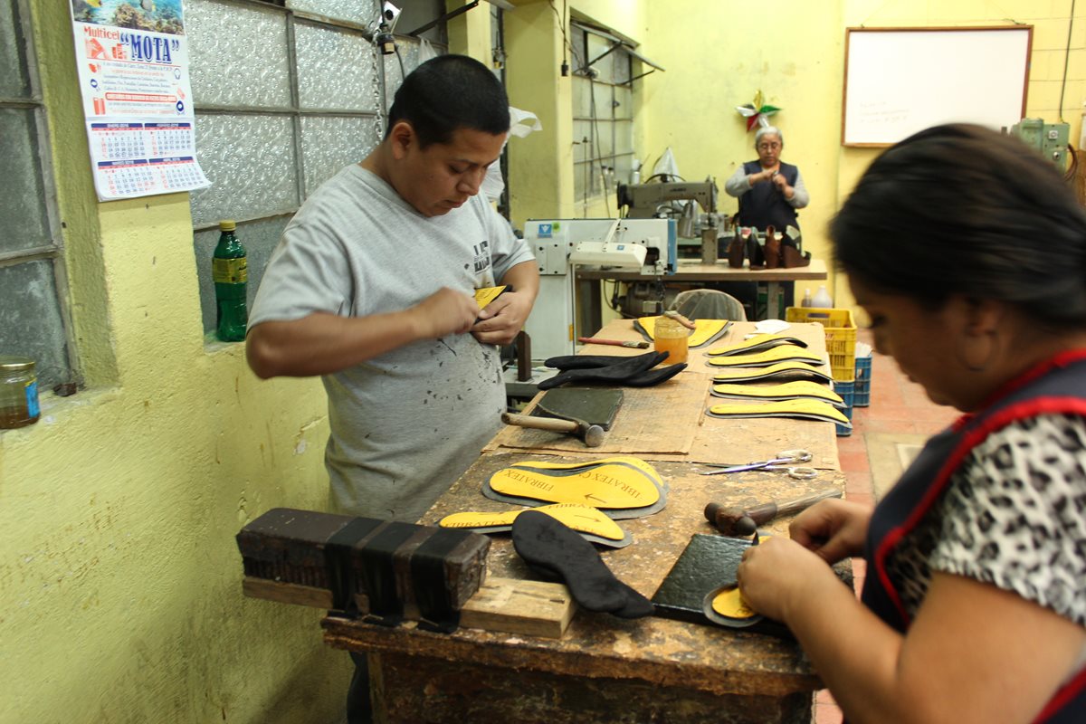 Trabajadores de Maincasa preparan las piezas para hacer la sandalia de marca Nanu. (Foto Prensa Libre: Guillermo Ramírez)