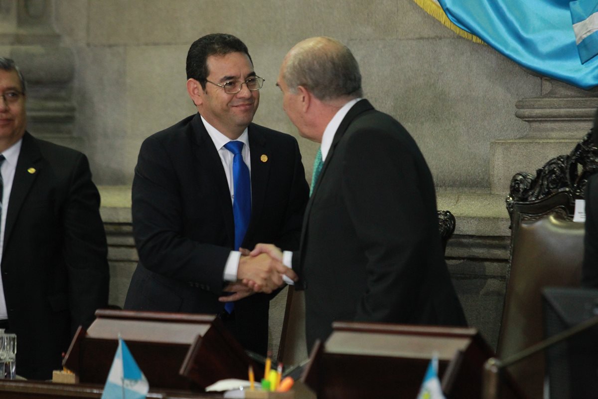 Presidentes Jimmy Morales y Mario Taracena se saludan al inicio de la sesión solemne. (Foto Prensa Libre: Estuardo Paredes)