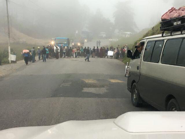 Automovilistas buscan vías alternas debido a bloqueo en ruta de Cobán a Chisec, Alta Verapaz. (Foto Prensa Libre: Eduardo Sam Chun)