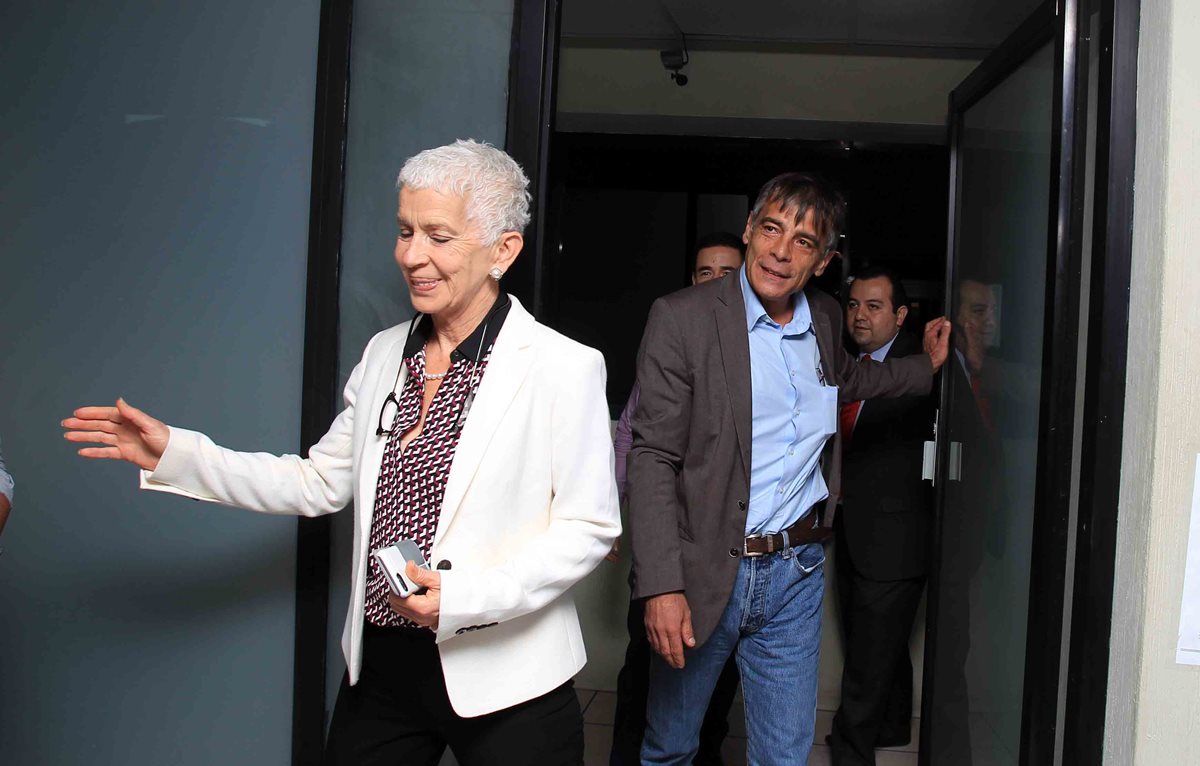 La presidenta del Comité Normalizador de la Fedefut, Adela de Torrebiarte junto a Primo Carvaro, emisario de Fifa. (Foto Prensa Libre: Carlos Vicente)
