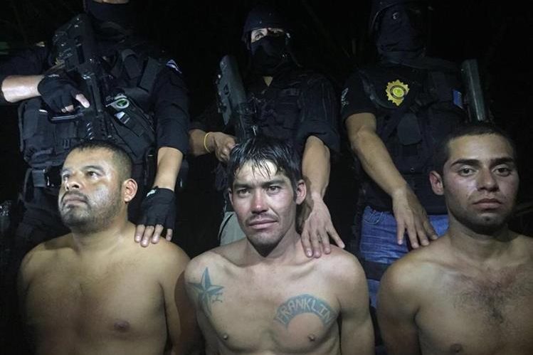 Los tres capturados son sindicados de haber participado en el secuestro de un menor, en Escuintla. (Foto Prensa Libre: PNC)