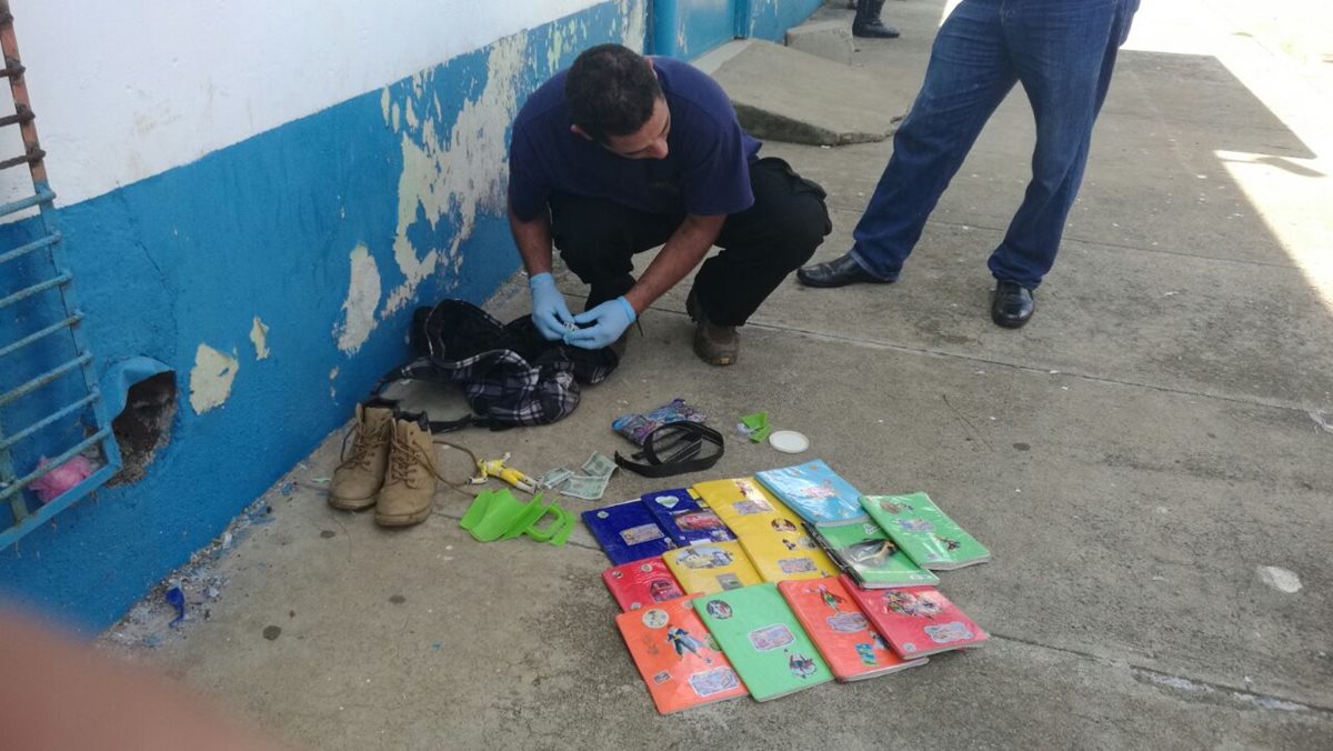 Los cuadernos del niño arrollado en Santa María Ixhuatán, Santa Rosa, quedaron tirados en el suelo.(Foto Prensa Libre: Oswaldo Cardona)