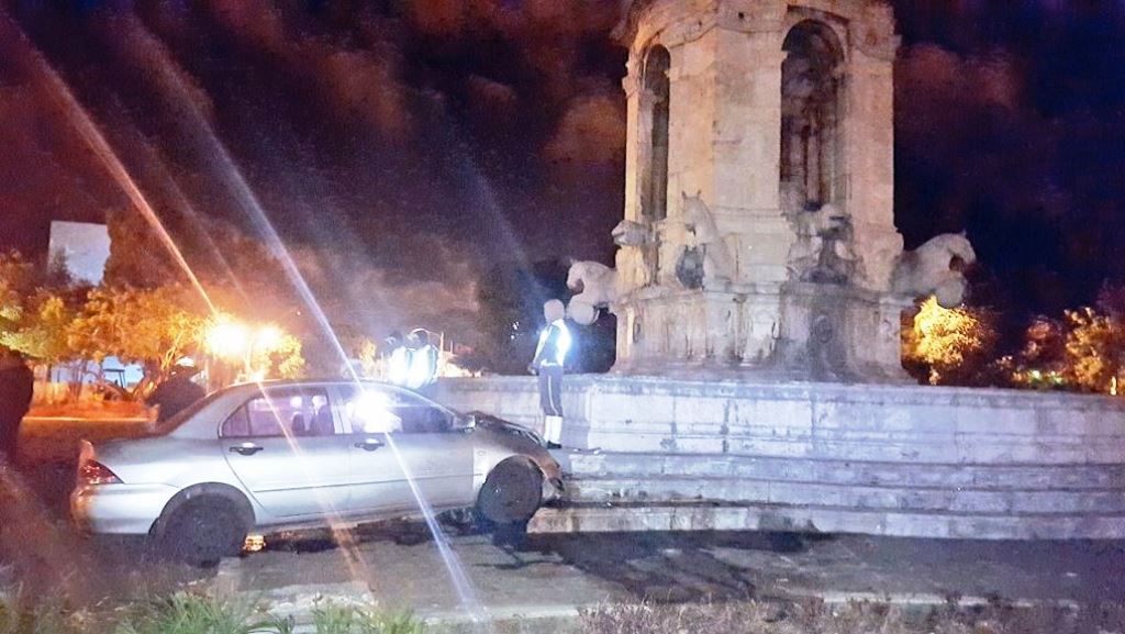 Otro piloto causó daños al monumento de la Plaza España por conducir ebrio. (Foto Prensa Libre: @jvelasquez340 vía Twitter)