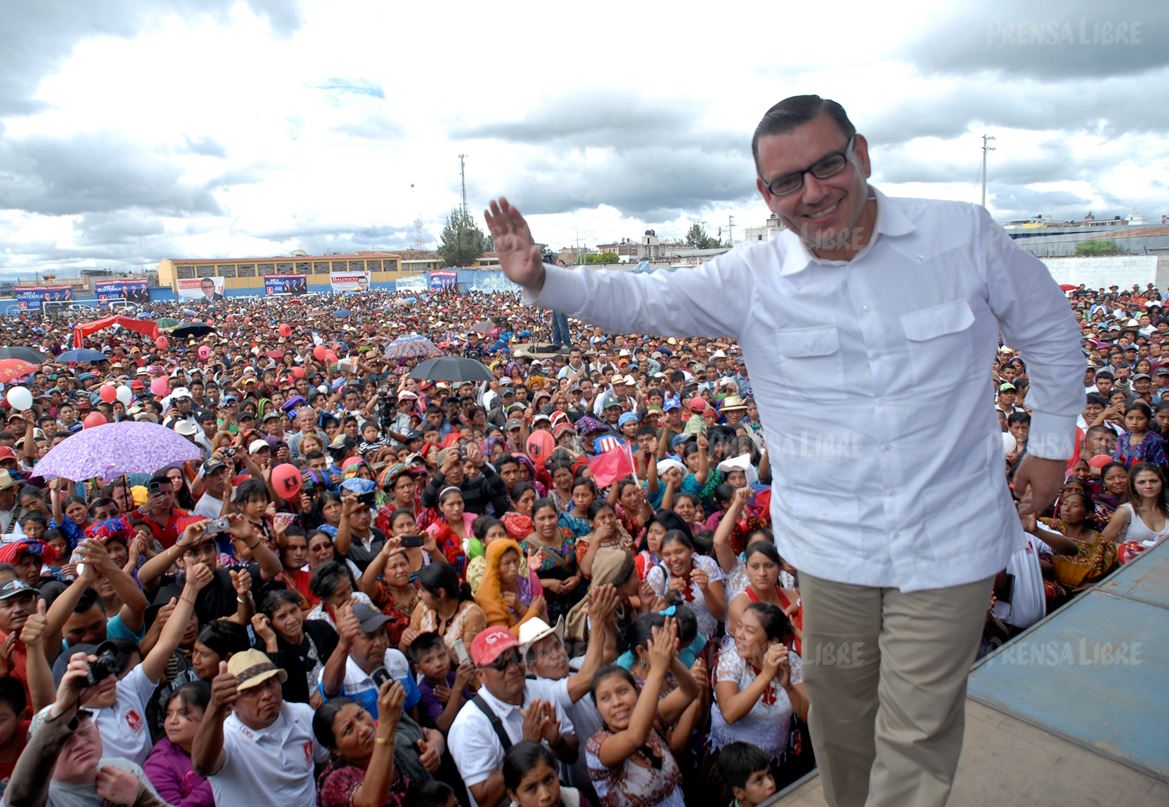 En tres lustros, el político originario de Petén ha adoptado una serie de cambios para posicionarse ante la sociedad. (Foto Prensa Libre: Hemeroteca PL)