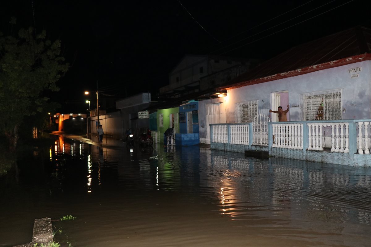Alrededor de 500 metros de la calle principal de San Benito, en barrio La Ermita se inundó afectando varios comercios y viviendas. Foto Prensa Libre: Rigoberto Escobar.