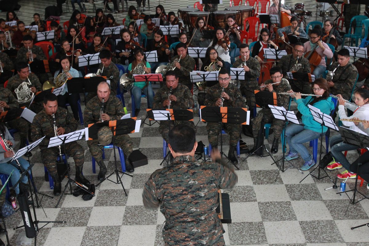 Orquesta Alaíde Foppa y Banda Marcial ofrecerán un concierto por los acuerdos de paz. (Foto Prensa Libre: Estuardo Paredes)