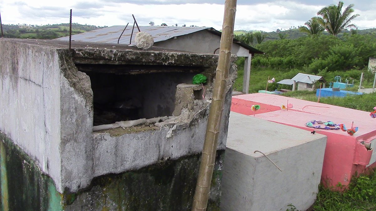 Una de las tumbas profanadas en el cementerio de San Luis, Petén. (Foto Prensa Libre: Walfredo Obando)
