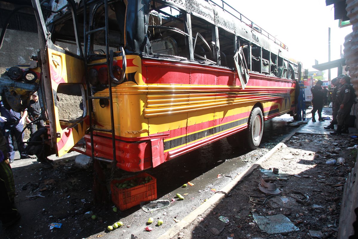 El bombazo en un bus en San José Pinula ha cobrado la vida de dos personas, 15 más están heridas. (Foto Prensa Libre: Hemeroteca PL)