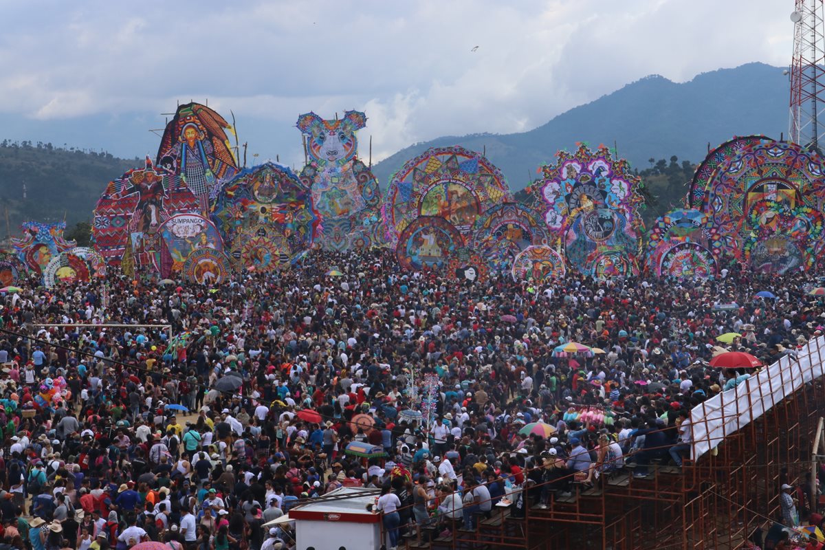 Cielo luce de colores en el Festival de Barriletes de Sumpango y Santiago Sacatepéquez