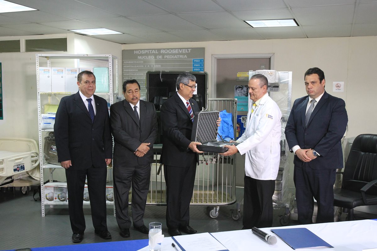El director del Hospital Roosevelt, Carlos Soto, recibe simbólicamente una donación de equipo. (Foto Prensa Libre: Esbin García)
