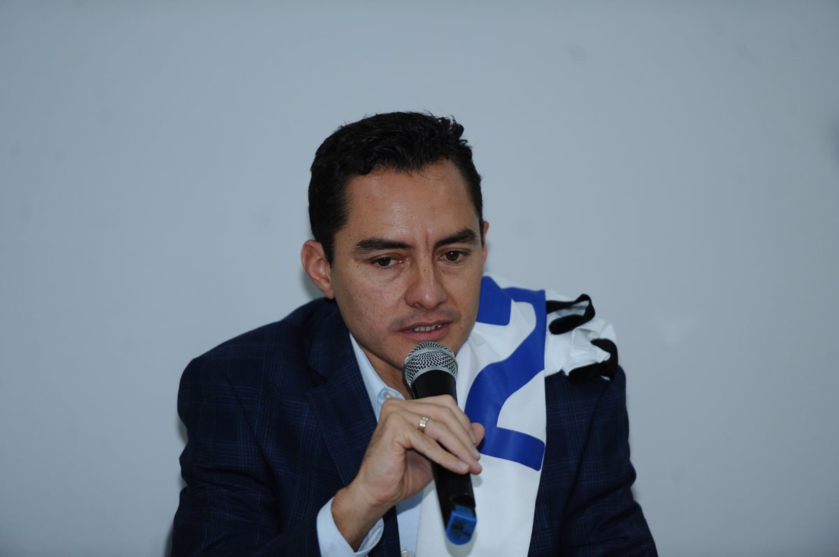 Carlos Figueroa, durante la conferencia de prensa. (Foto Prensa Libre: Francisco Sánchez)