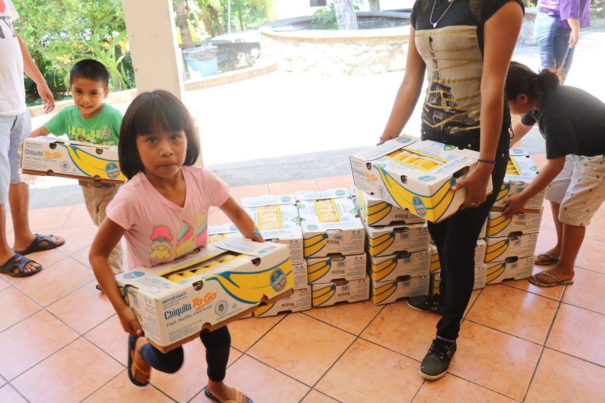 Algunos de los beneficiados con la entrega de bananos. (Foto Prensa Libre: Dony Stewart).