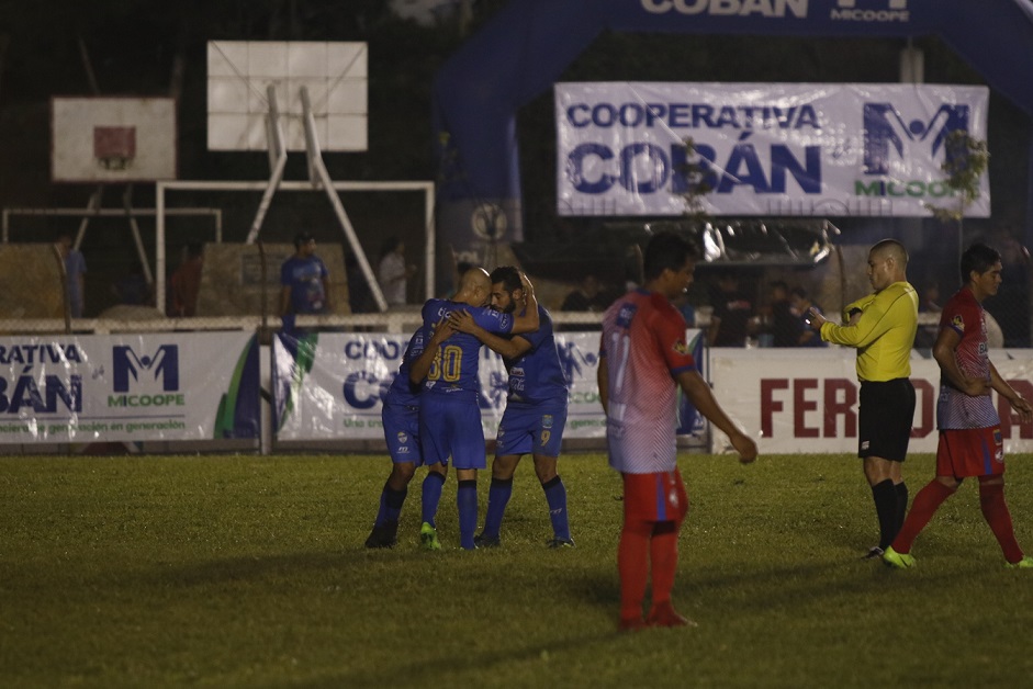 Los jugadores de Cobán Imperial celebran el triunfo frente a Iztapa, en la fecha 17. (Foto Prensa Libre: Aura Andersen)