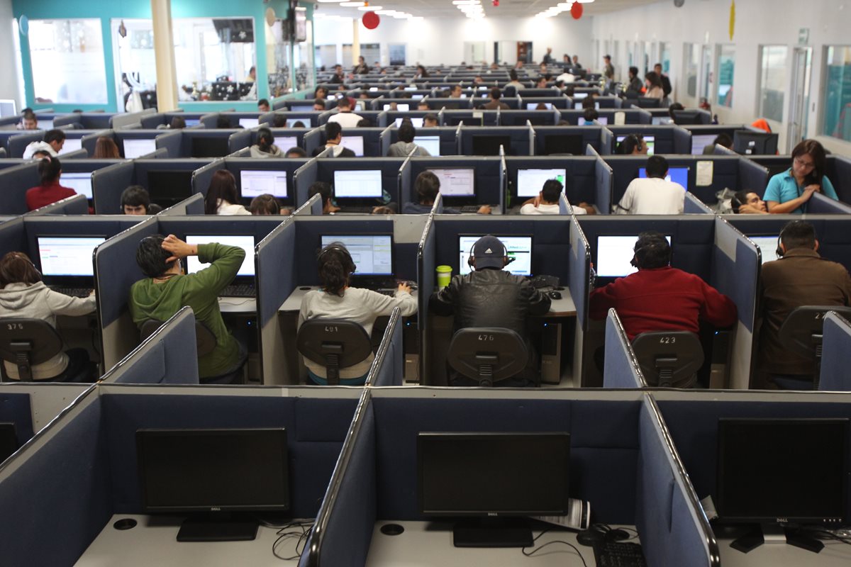 Becarán a jóvenes para trabajar en call centers.(Foto Prensa Libre: Hemeroteca)