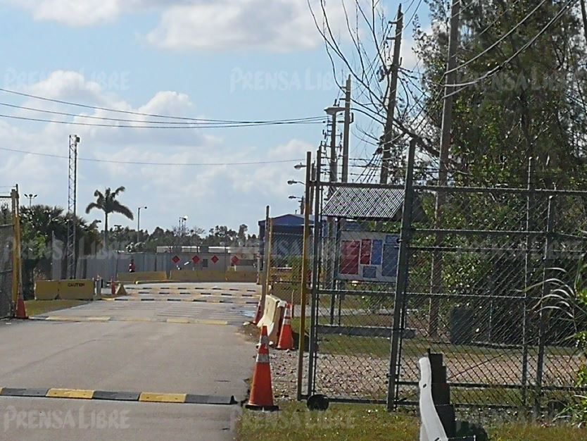 Así luce la entrada al centro de detención donde se encuentra Manuel Baldizón. (Foto Prensa Libre)