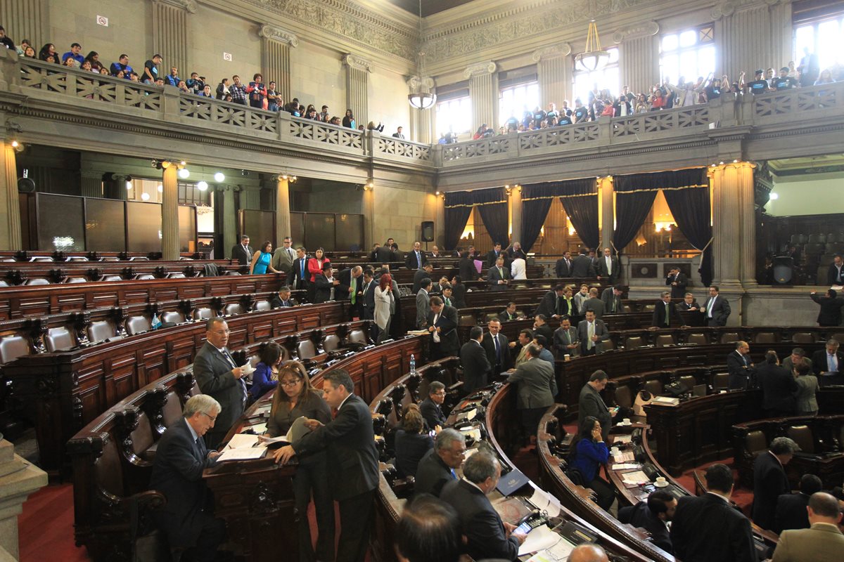 Diputados tienen este lunes para hacer sus últimos movimientos si quieren cambiar de bancada. (Foto Prensa Libre: Hemeroteca PL)