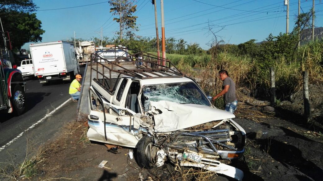 Uno de los vehículos involucrados en el accidente en la ruta al Pacífico, Siquinalá, Escuintla. (Foto Prensa Libre: Carlos Enrique Paredes)