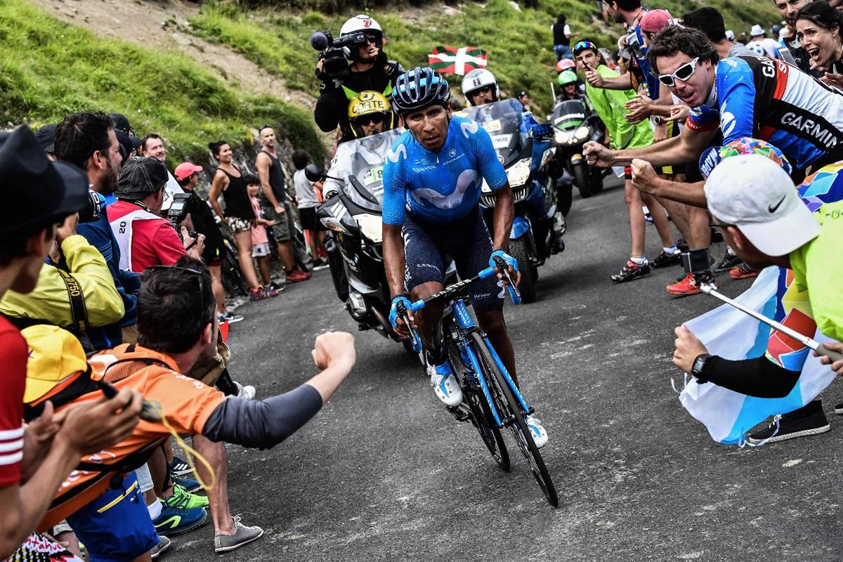 Nairo Quintana es apoyado por aficionados durante el recorrido de la etapa 17 del Tour de Francia. (Foto Prensa Libre: AFP).