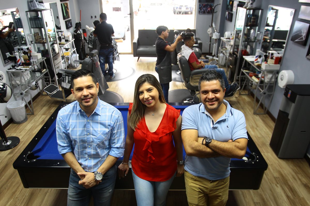 Álex Orellana —izquierda—, Irene Carrillo —al centro— y Héctor Carrillo —derecha— son los socios fundadores de Mister Barber Shop. (Foto Prensa Libre:Álvaro Interiano)