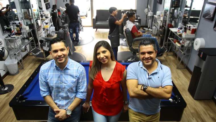 Álex Orellana —izquierda—, Irene Carrillo —al centro— y Héctor Carrillo —derecha— son los socios fundadores de Mister Barber Shop. (Foto Prensa Libre: