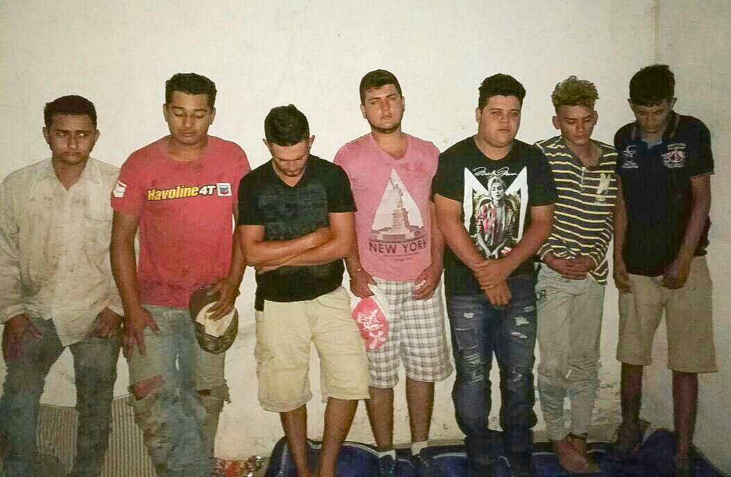Los siete capturados por la PNC en Puerto Barrios, Izabal, son puestos a disposición de un juzgado local. (Foto Prensa Libre: Dony Stewart)