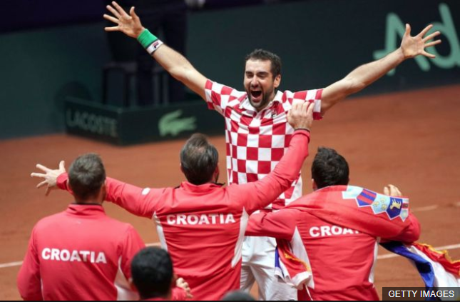 Marin Cilic celebra el triunfo definitivo de Croacia en la Copa Davis de tenis para redondear un año histórico para el deporte del pequeño país balcánico. (Foto Prensa Libre: BBC News Mundo)