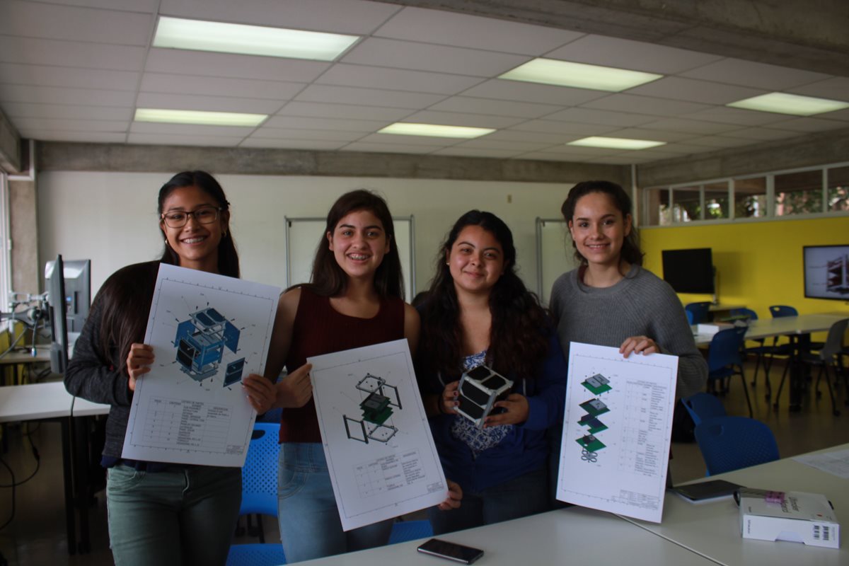 Estudiantes de bachillerato muestran los planos de ensamble del CubeSat, luego de concluir el taller de ensamble del mismo. (Foto Prensa Libre, cortesía de Víctor Ayerdi).