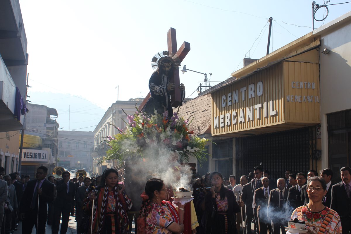 Decenas de quetzaltecos participan en la procesión de la imagen del Divino Justo Juez y la Virgen de Dolores. (Foto Prensa Libre: Fred Rivera)