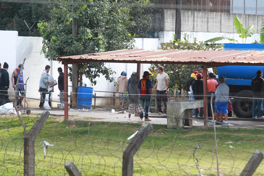 Con total libertad, reos saquean la celda donde permanecía Byron Lima Oliva. (Foto Prensa Libre: Estuardo Paredes)