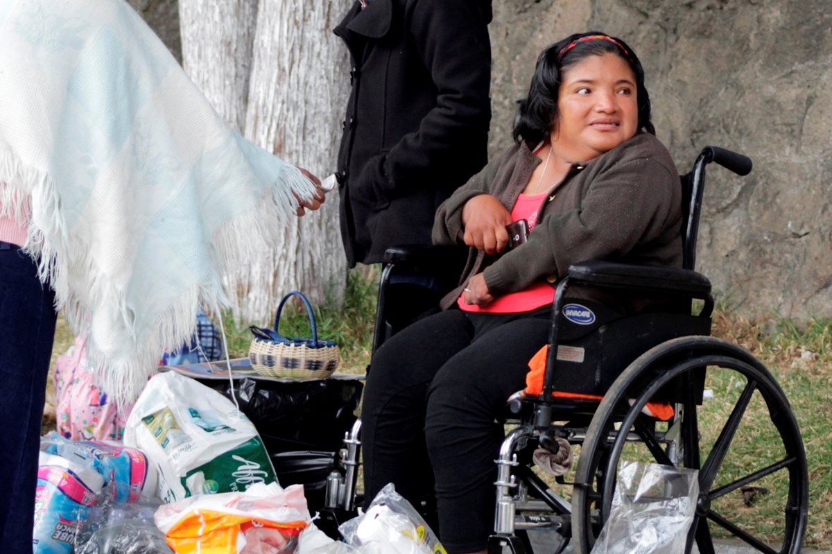 Ruth López se moviliza en una silla de ruedas debido a una enfermedad en la columna vertebral. (Foto Prensa Libre: María José Longo)