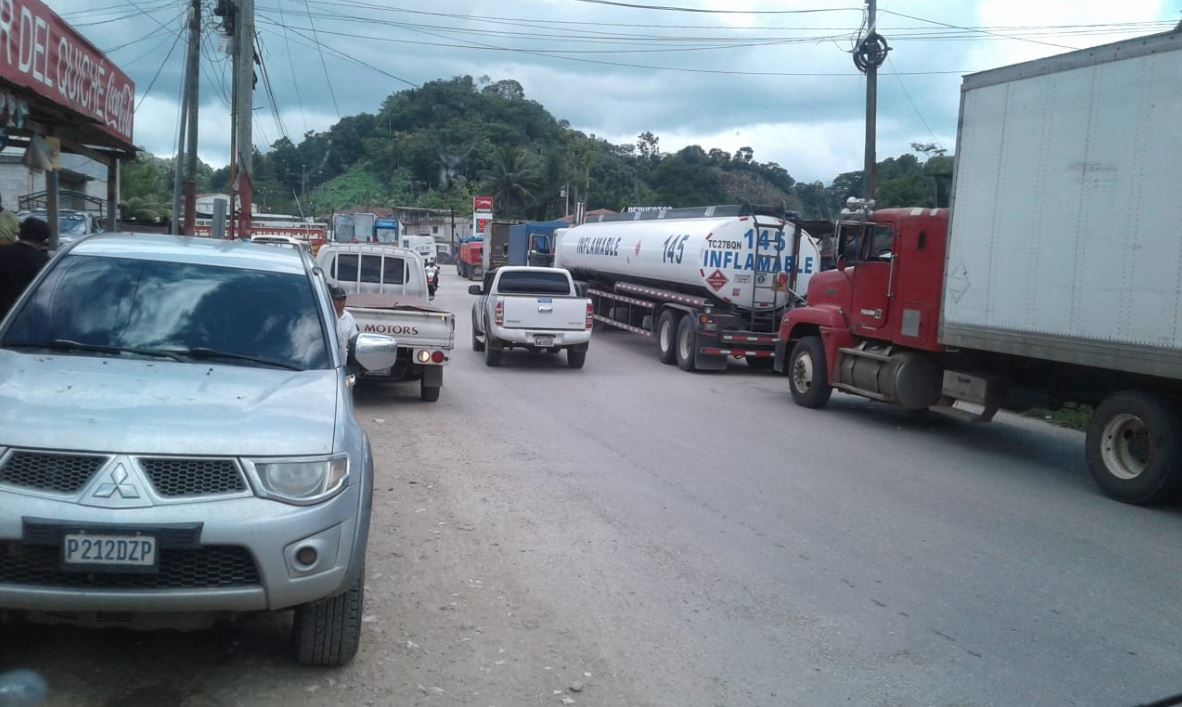 Largas filas de vehículos se han formado en ambas vías de la ruta que lleva a San Luis, Petén. (Foto Prensa Libre: Dony Stewart)