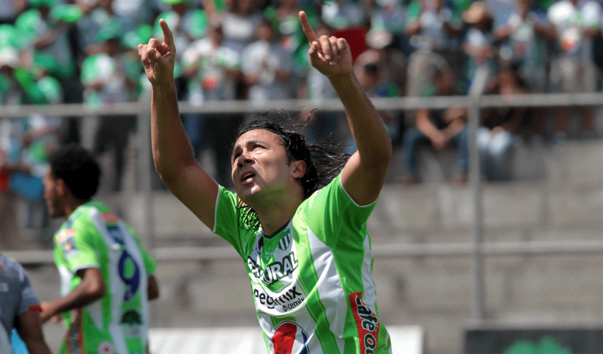 El mexicano Agustín Herrera se convirtió en el máximo goleador con Antigua GFC en torneos cortos. (Foto Prensa Libre: Norvin Mendoza)