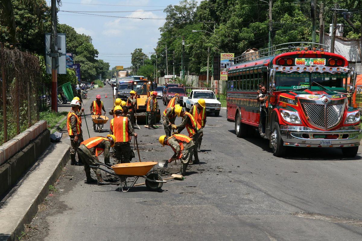 Los trabajos de bacheo empezaron este lunes en el kilómetro 59 de la ruta al suroccidente, de Escuintla a Siquinalá. (Foto Prensa Libre: Enrique Paredes)