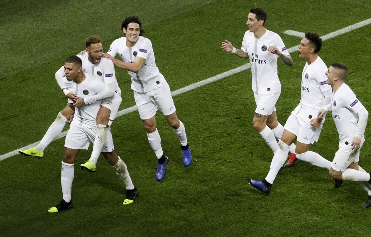 Los jugadores del París SG celebran la segunda anotación conseguida por Neymar. (Foto Prensa Libre: AFP).