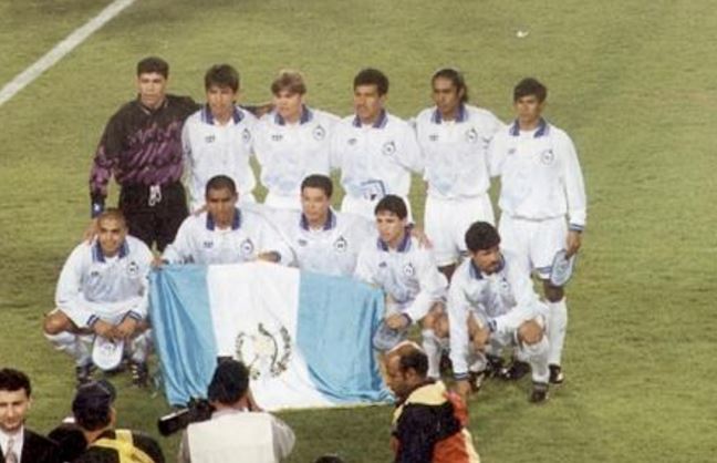 El once de la Selección de Guatemala que enfrentó a Brasil el 5 de febrero de 1998. (Foto Prensa Libre: Hemeroteca PL)