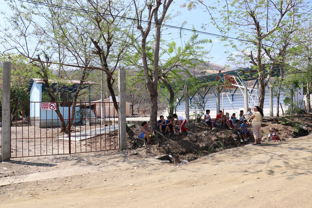 Estudiantes de la Escuela Raúl Mejía Gonzales, Sabana Grande, Chiquimula, no pudieron ingresar al plantel. (Foto Prensa Libre: Mario Morales)