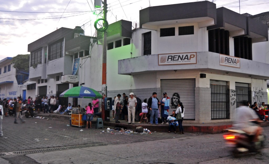 Padres de familia esperan ser atendidos en sede del Renap en Coatepeque, Quetzaltenango. (Foto Prensa Libre: Alexánder Coyoy).