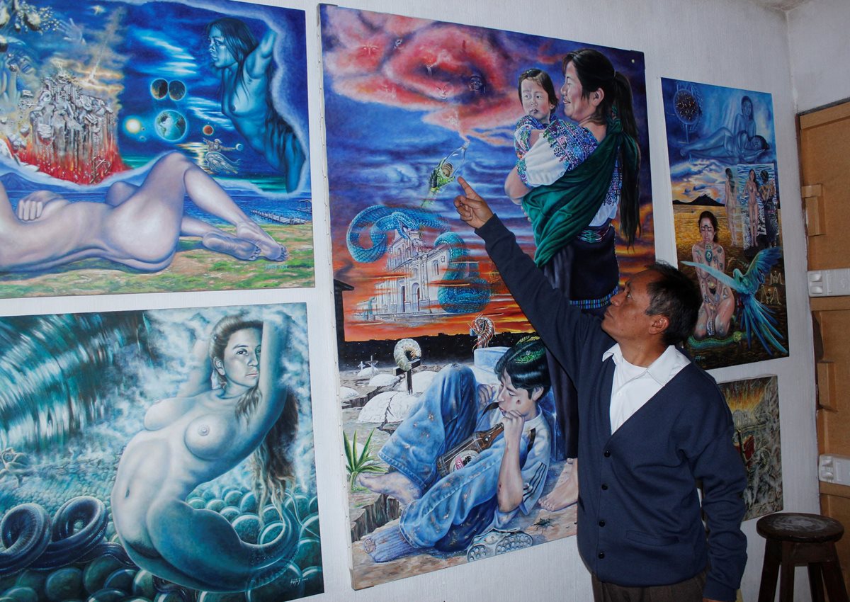 Santos Laroj, muestra sus obras surrealistas, en su estudio de Sumpango, Sacatepéquez, lugar en el que imparte clases.(Foto Prensa Libre: Víctor Chamalé)