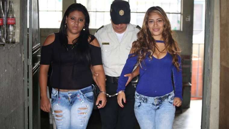 Dora Raquel Delgado Macz, alias "la Muerte", y Lesly Pamela Castellanos López, alias “la Gata", el día de su captura. (Foto Prensa Libre: PNC).