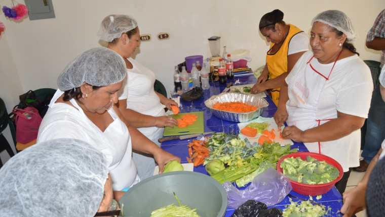 Mujeres de la cabecera de Zacapa reciben cursos de comida y repostería, impartido por parte de la comuna. (Foto Prensa Libre: Víctor Gómez)
