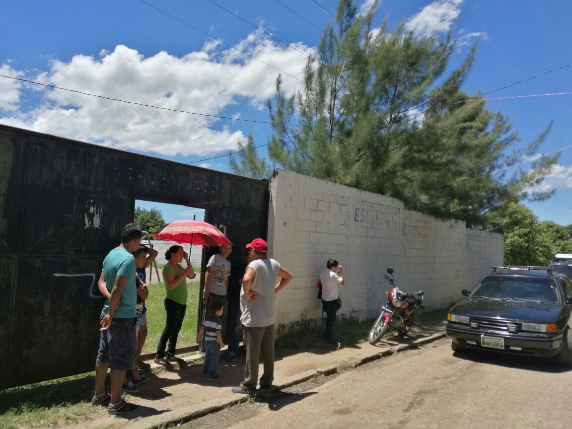 Entrada de la escuela rural en Santa Cruz Naranjo, donde tres sujetos entraron para asaltar a niños y maestros. (Foto Prensa Libre: Oswaldo Cardona)