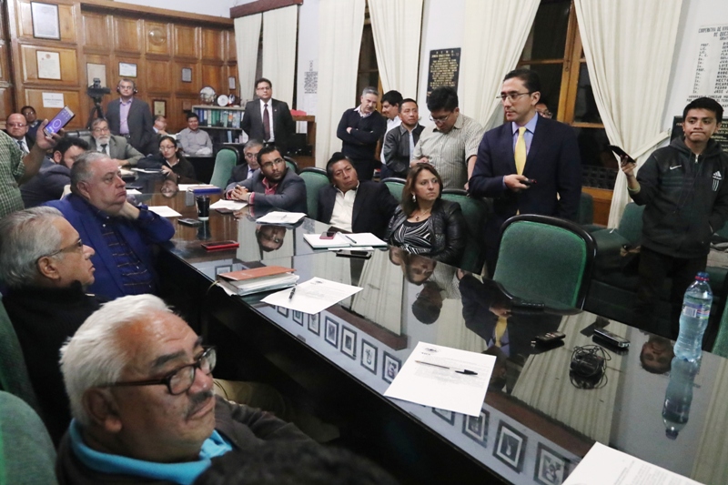 Carlos Beltetón, gerente el INDE, expone al Concejo de Quetzaltenango la crisis en el servicio eléctrico de la ciudad altense. (Foto Prensa Libre: Mynor Toc)