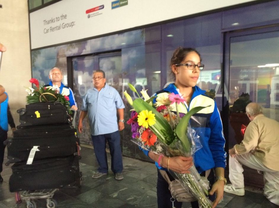 Sofía Gómez en el momento que arriba a Guatemala, tras lograr la clasificación a los Juegos Olímpicos de Río 2016. (Foto Prensa Libre: cortesía COG)