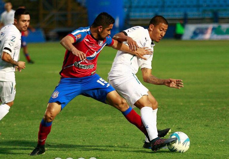 Steven Robles, de Comunicaciones, sufrió una fuerte lesión en el partido del sábado anterior contra Xelajú MC. (Foto Prensa Libre: cortesía Comunicaciones FC)