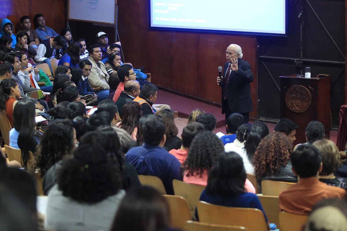 Mario Antonio Sandoval compartió su experiencia y conocimiento con estudiantes y profesores del EFPEM. (Foto Prensa Libre: Esbin García)