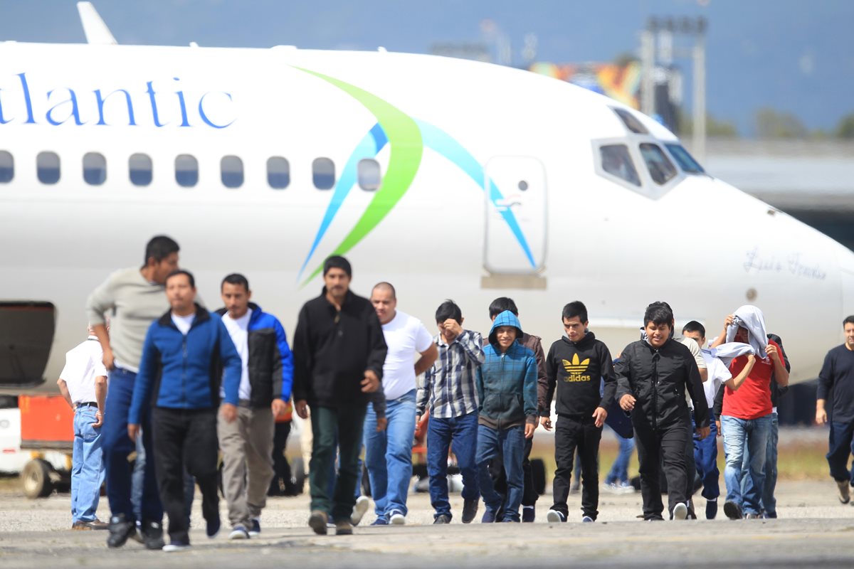 Al menos dos vuelos semanales vienen a Guatemala desde EE. UU. con deportados. (Foto Prensa Libre: Hemeroteca PL)