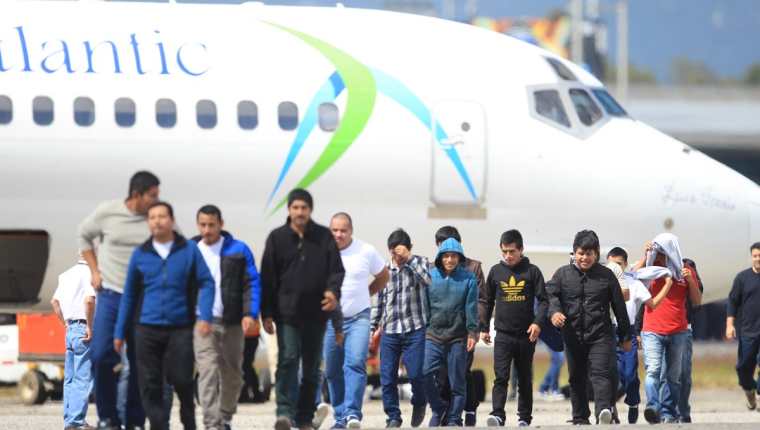 Al menos dos vuelos semanales vienen a Guatemala desde EE. UU. con deportados. (Foto Prensa Libre: Hemeroteca PL)
