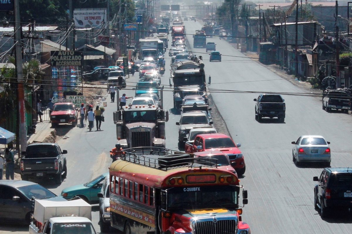 Fila de vehículos en la ruta Interamericana, El Tejar, Chimaltenango, se extiende por unos 10 kilómetros. (Foto Prensa Libre: Víctor Chamalé)