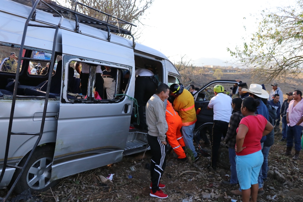 Socorristas y vecinos rescatan a los heridos del microbús que chocó en el km 92.5 de la ruta a Jalapa. (Foto Prensa Libre: Hugo Oliva)