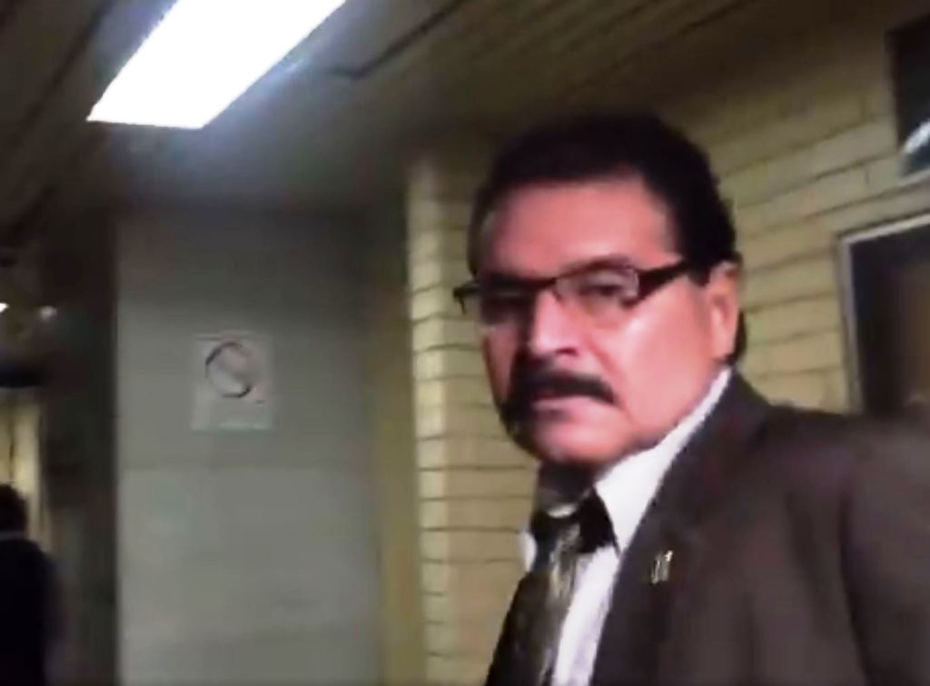 El juez Adrián Rodríguez fue sorprendido en aparente estado de ebriedad el lunes 19 de marzo, cuando llegó a la Torre de Tribunales. (Foto HemerotecaPL)